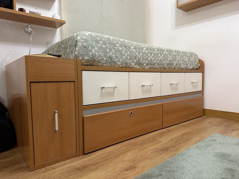 Cama de solteiro com muita arrumação