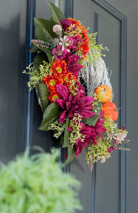 Jesienny wianek z chryzantemami i dyniami rękodzieło 45 cm