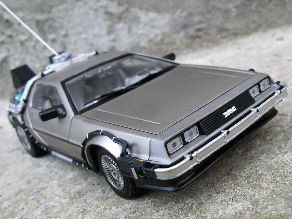 DeLorean DMC Назад в будущееь 1:18