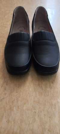 Sapatos pretos com cunha