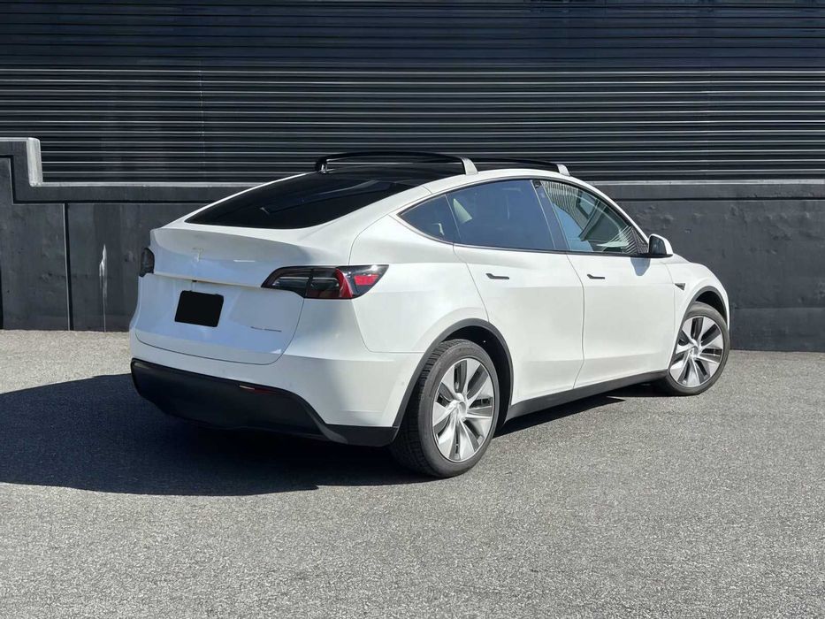 Tesla Model Y      2021