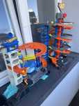 Hot Wheels Mega Garaż + tor z rekinem + samochodziki
