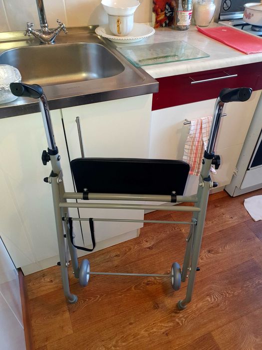 Нові, зручні,легкі фіксовані ходунці на колесах із сидінням, складані.