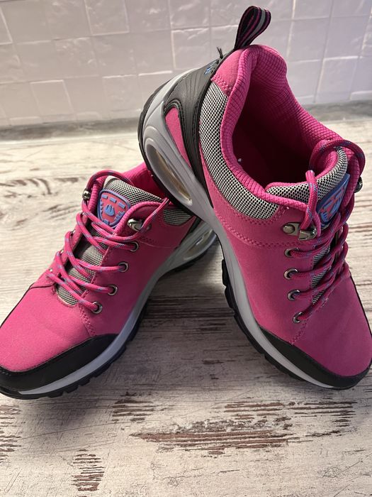 Високі кросівки. Черевики 40 р. Комфортні для походів та прогулянок