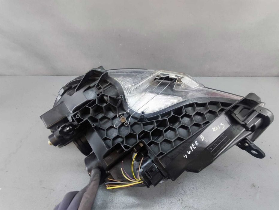 Skoda Superb II 2 Lift FL 2013-15 Lampa Przód Przednia Prawa H7 Europa