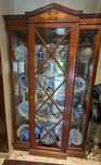 Vitrine Clássica em Madeira com Vidro