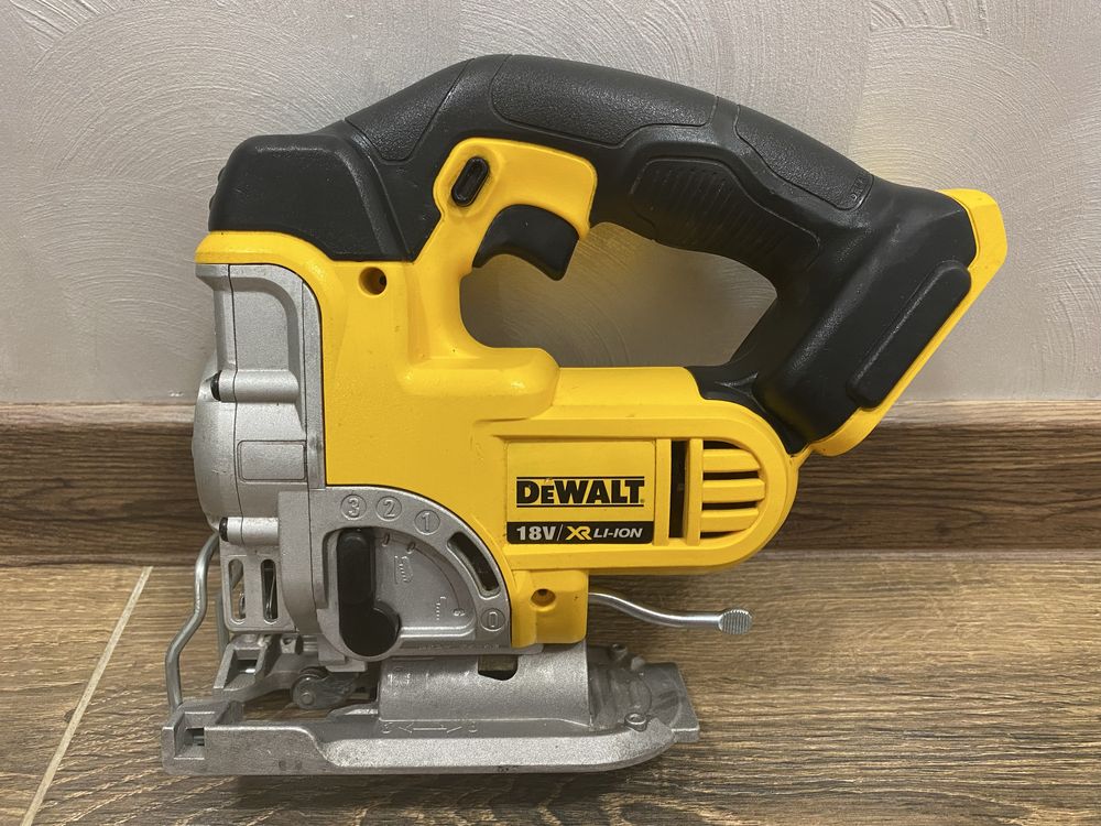Лобзик DeWalt DCS331