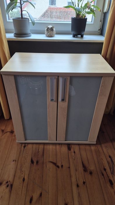 Szafka z mlecznymi szybami