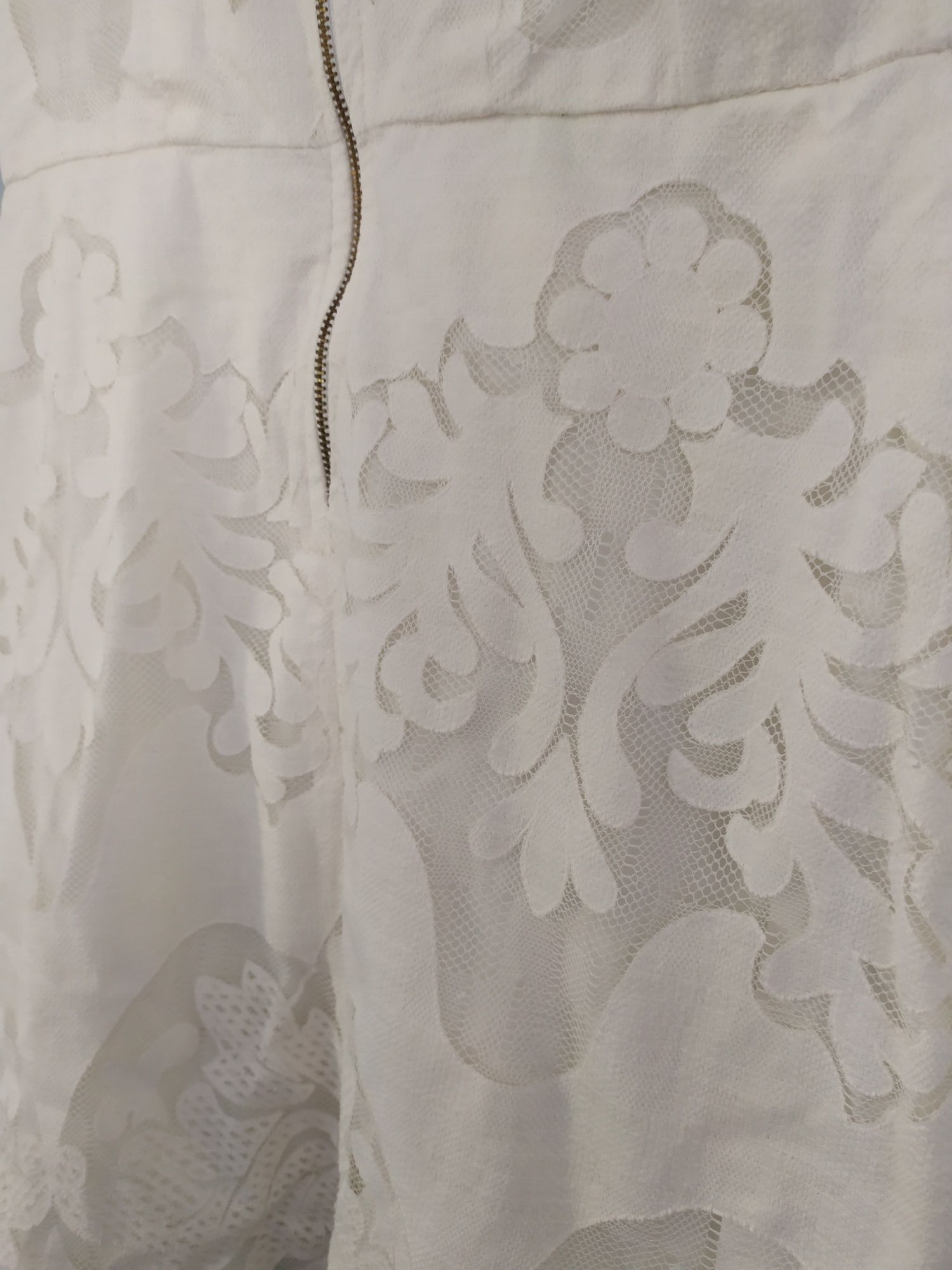Koronkowa sukienka marki H&M
