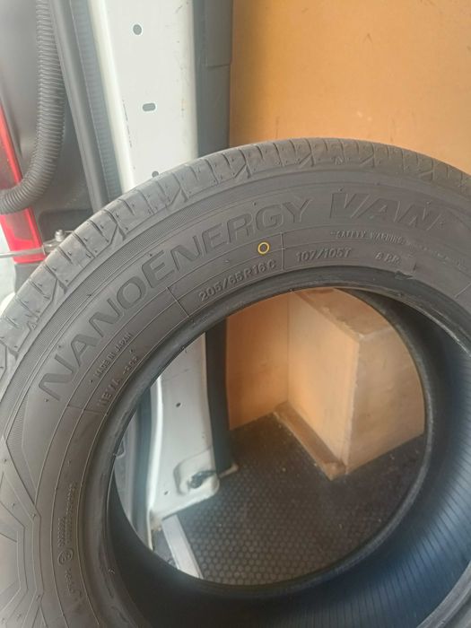 Pneus Toyo com 4000km para carrinha comercial tipo Renault Traffic