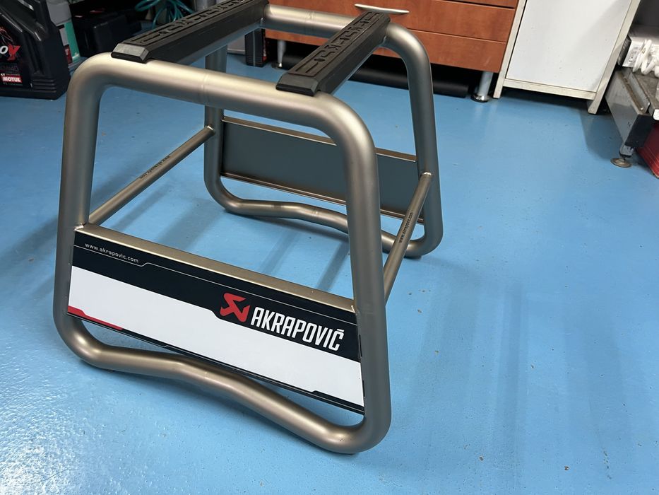 Stołk stojak  krzesełko akrapović