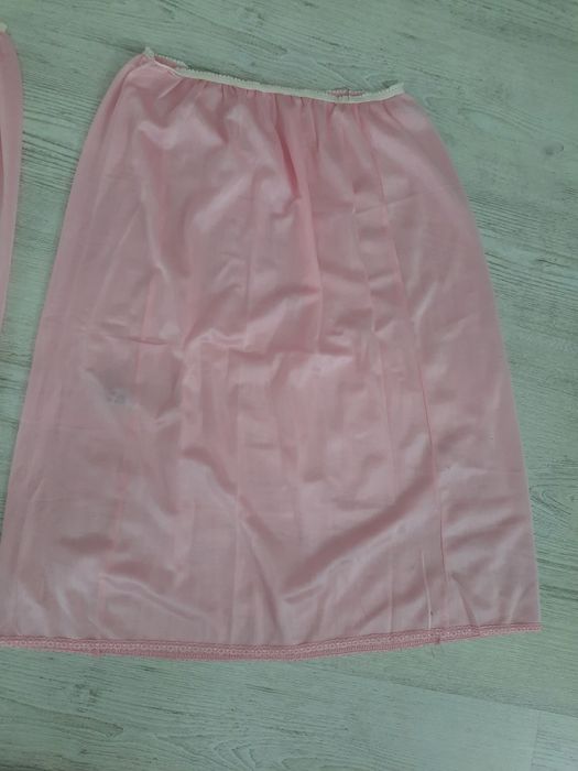 Spodnica cienka przewiewna , można zakładac pod przezroczystą spodnicę