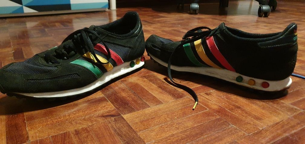 Tênis Adidas L.A Trainer Preto com listras nas cores da Jamaica