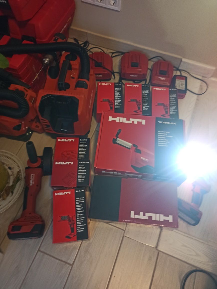 Акумулятори та зарядні пристрої hilti