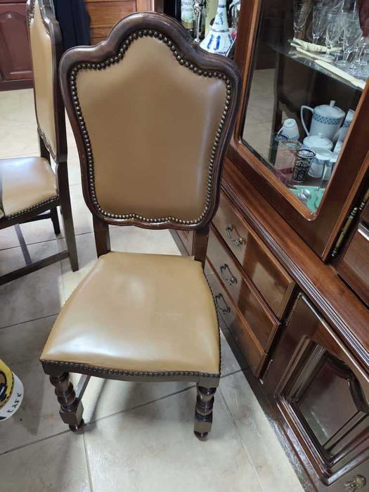 Móvel Clássico e Mesa e Cadeiras