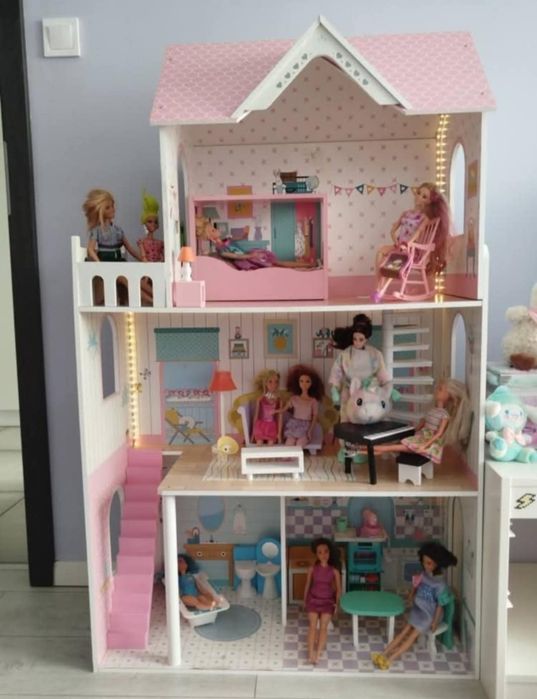 Sprzedam duży domek dla lalek z akcesoriami
