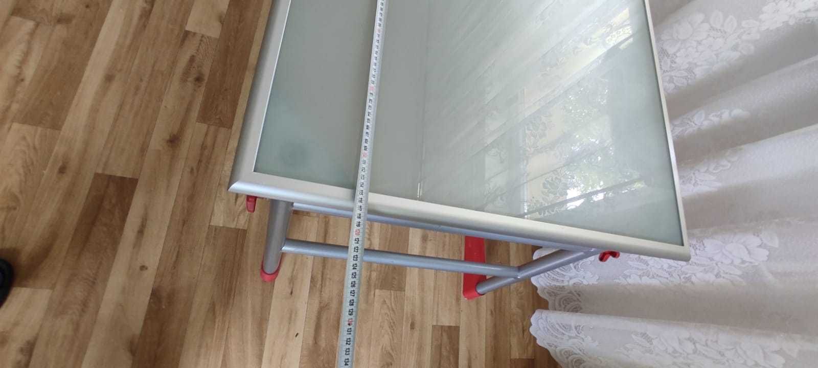 Biurko regulowane ze szklanym blatem
