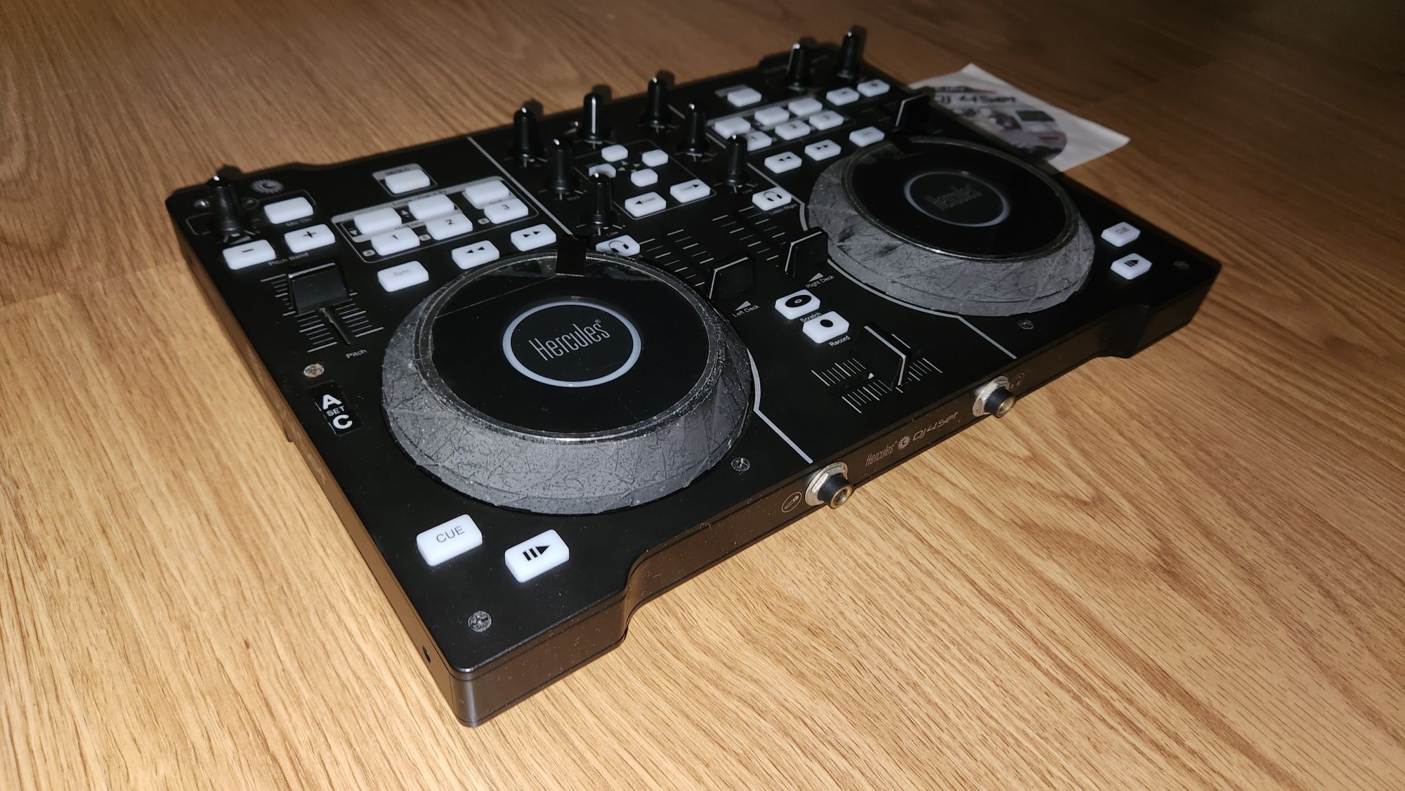 Hercules - dj 4 set - console + cd with Virtual DJ