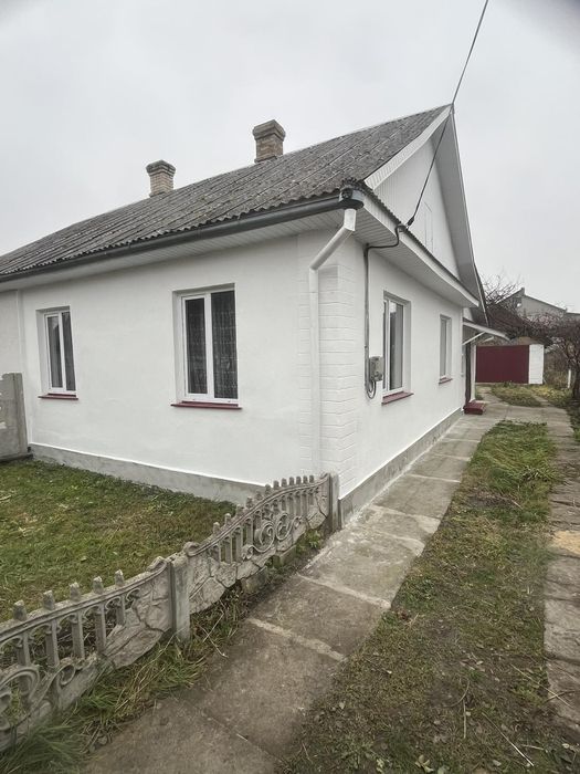 Продаєця пів-будинка