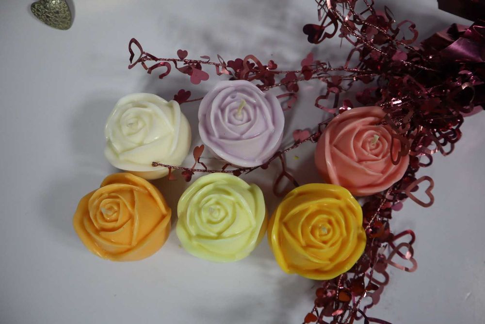 Świeca piękna róża