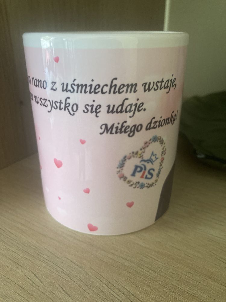 Kubek Prezes Kaczyński PiS Kto rano z uśmiechem wstaje, temu wszystko