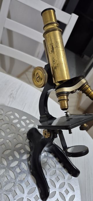 Jak widać na zdjęciu Mikroskop na sprzedaż bez akcesoriów.