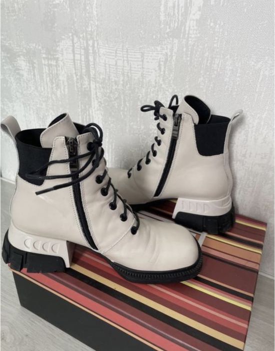 Кожаные ботинки ботиночки на каблуке ботильоны бежевые ботинки