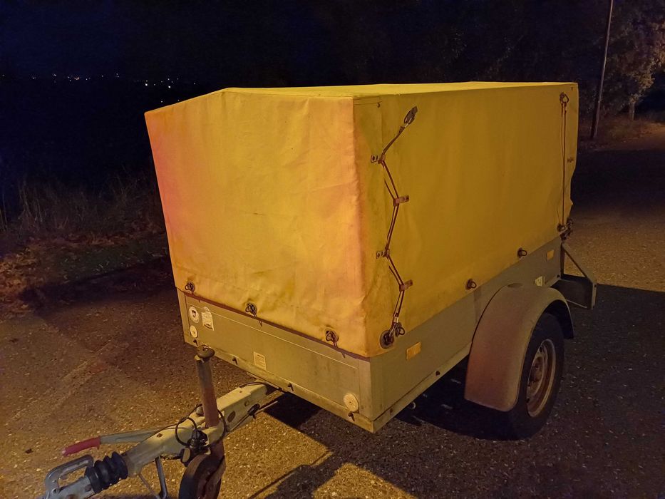 Atrelado  humbaur fechado