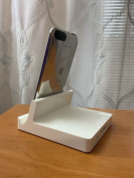 Ipod touch 3 32gb + зарядна станція