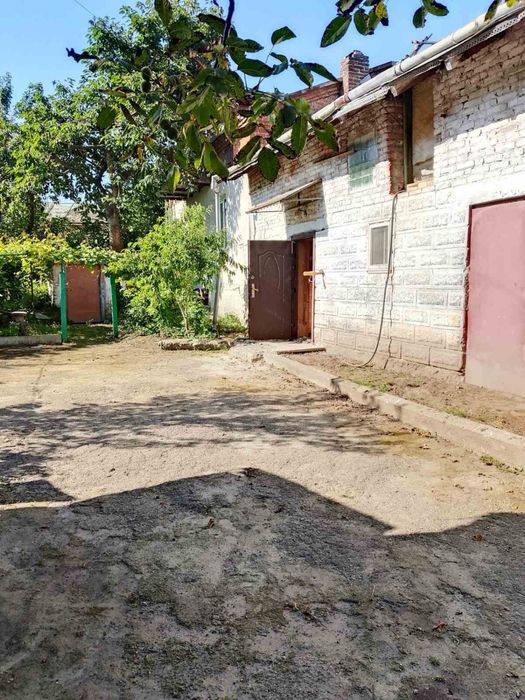 Продаж житлового будинку з великою ділянкою у центрі Куликова!