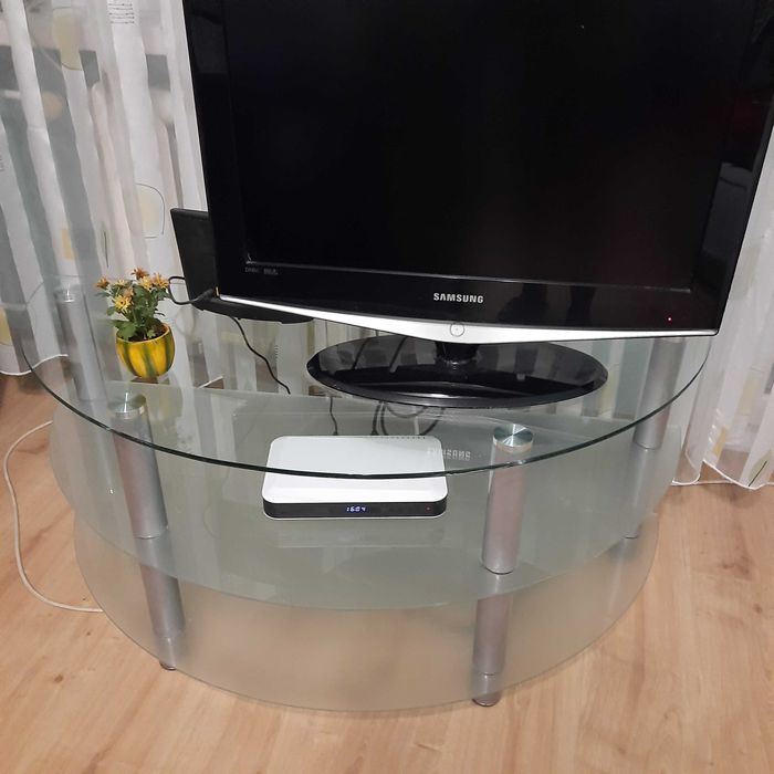 Szklany stolik pod telewizor / TV z 3 półkami