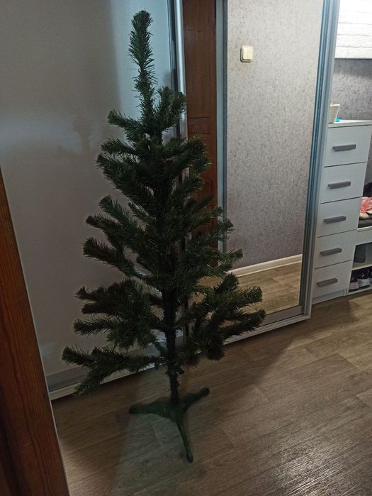 Продам симпатичную искусственную ёлку