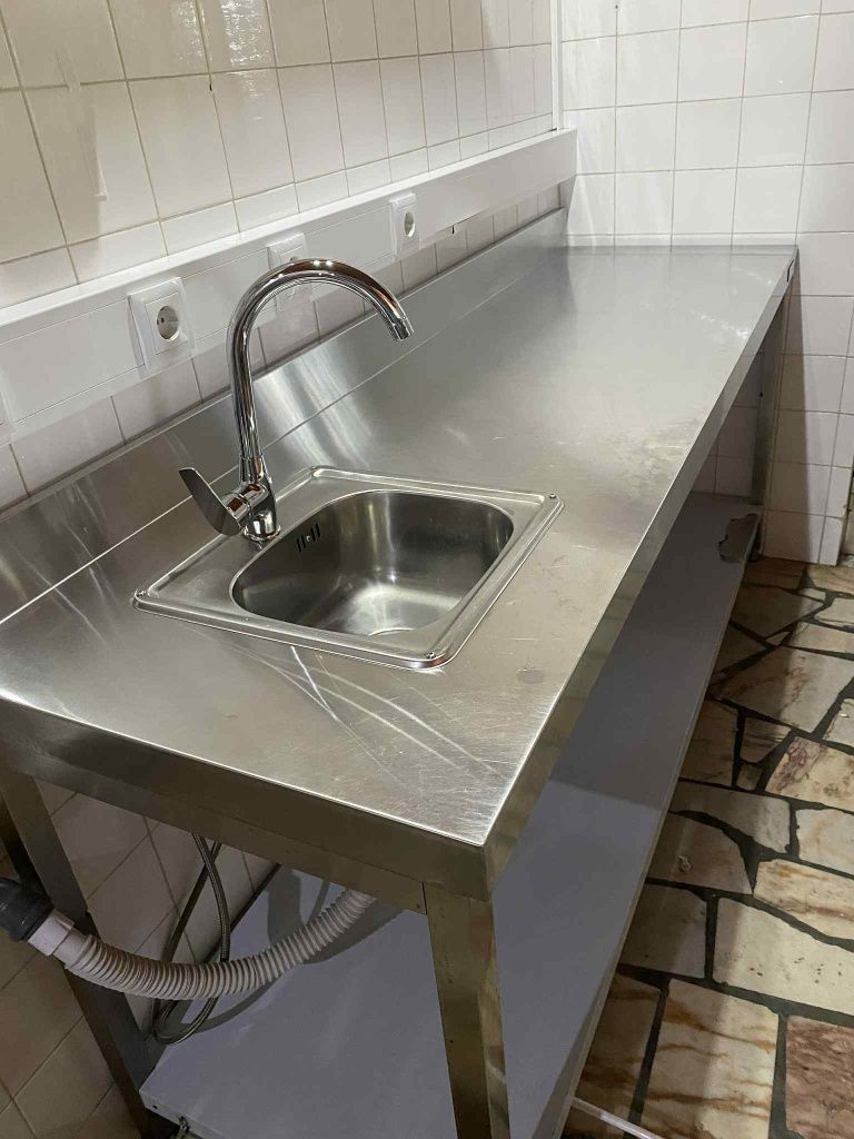 Banca de inox com lavatório e ativação de torneiras com o pé