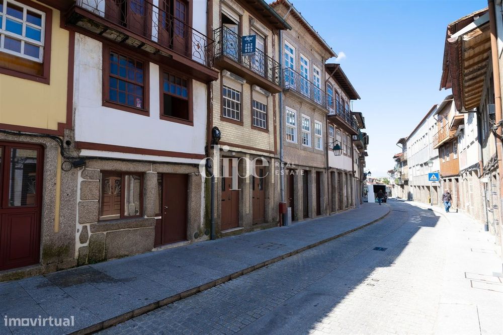 Prédio para restauro no centro de Guimarães