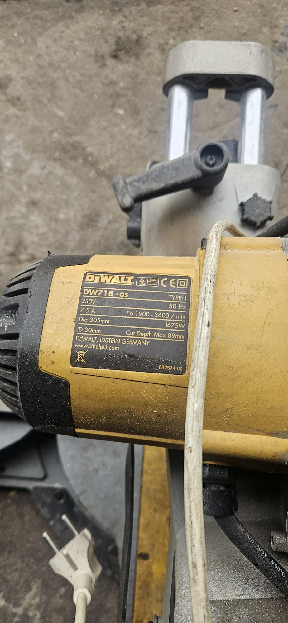 Piła ukosowa dewalt 305