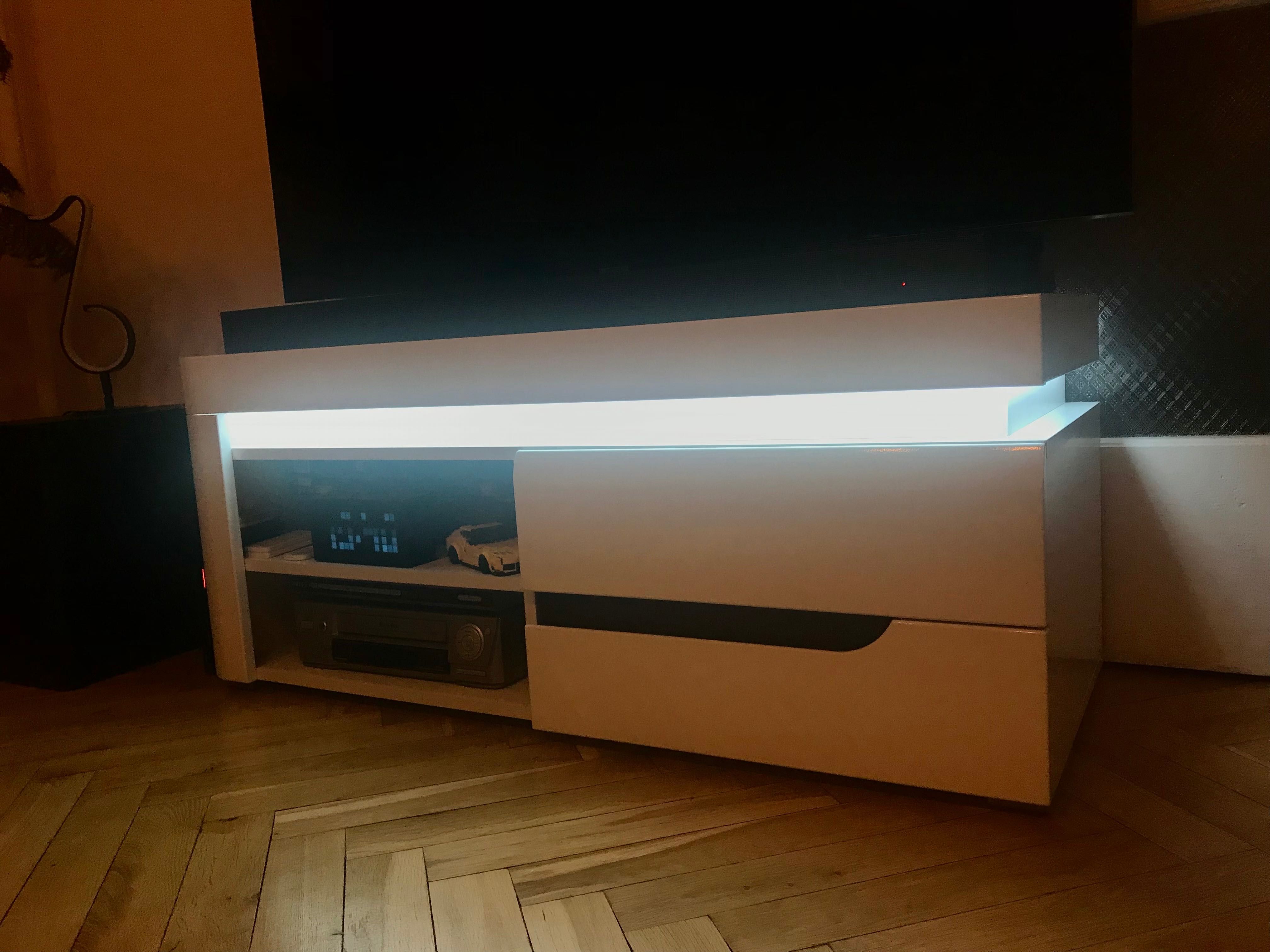 Szafka RTV biała z oświetleniem LED