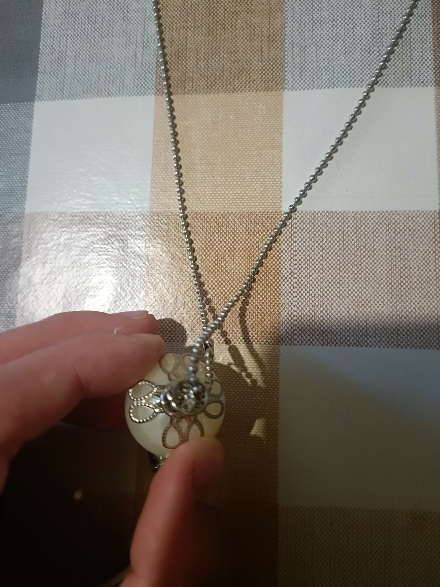 Colar branco para mulher ( Portes Grátis)