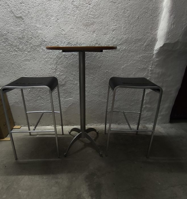 Mesa Alta + 2 Bancos