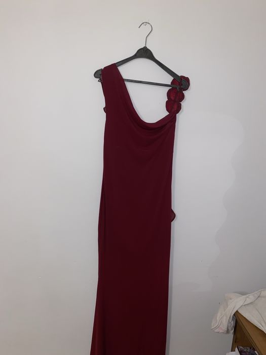 czerwona dluga sukiena