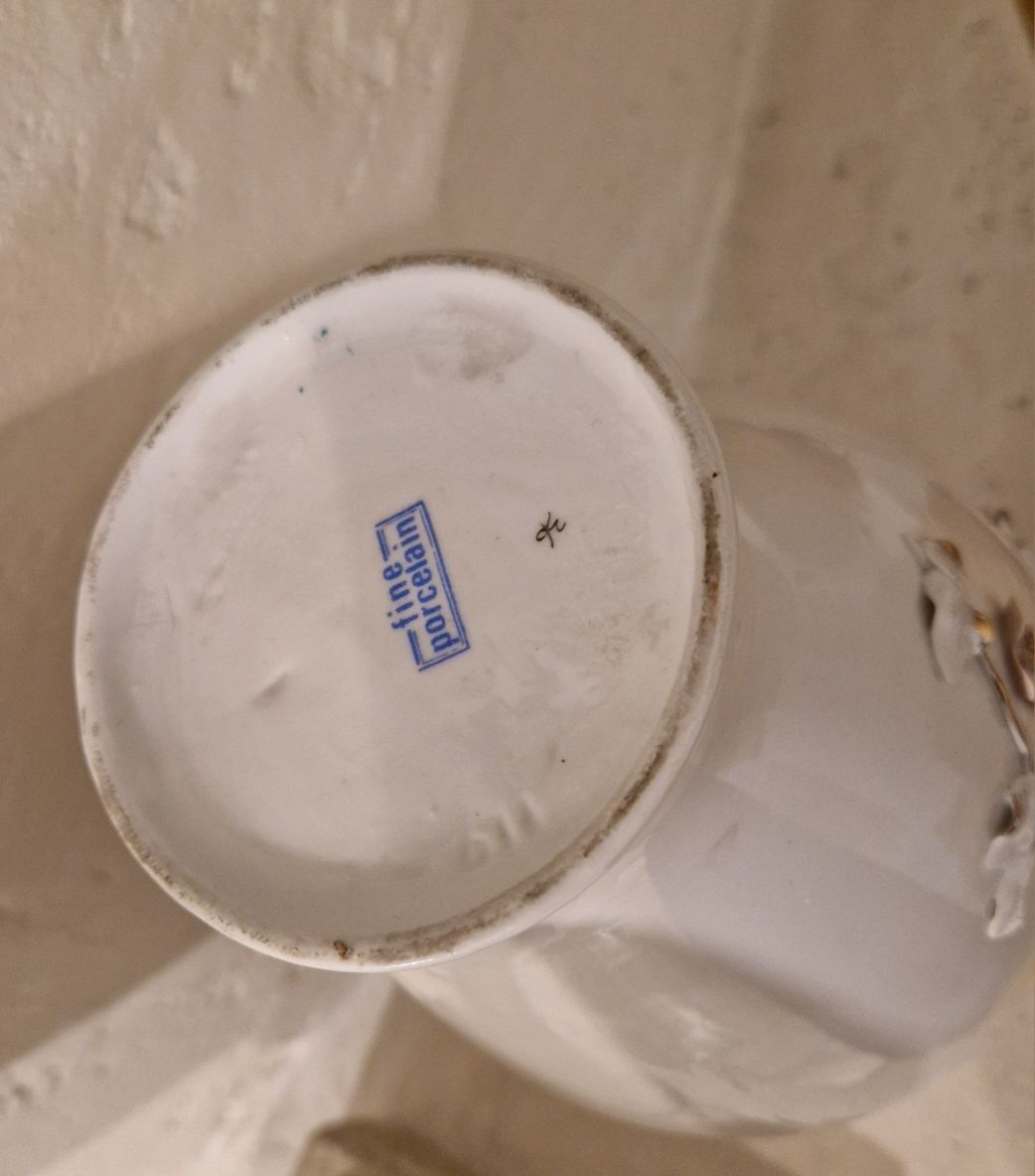 Stary WAZON z wypukłymi kwiatkami z porcelany ecru "Line porcelain"