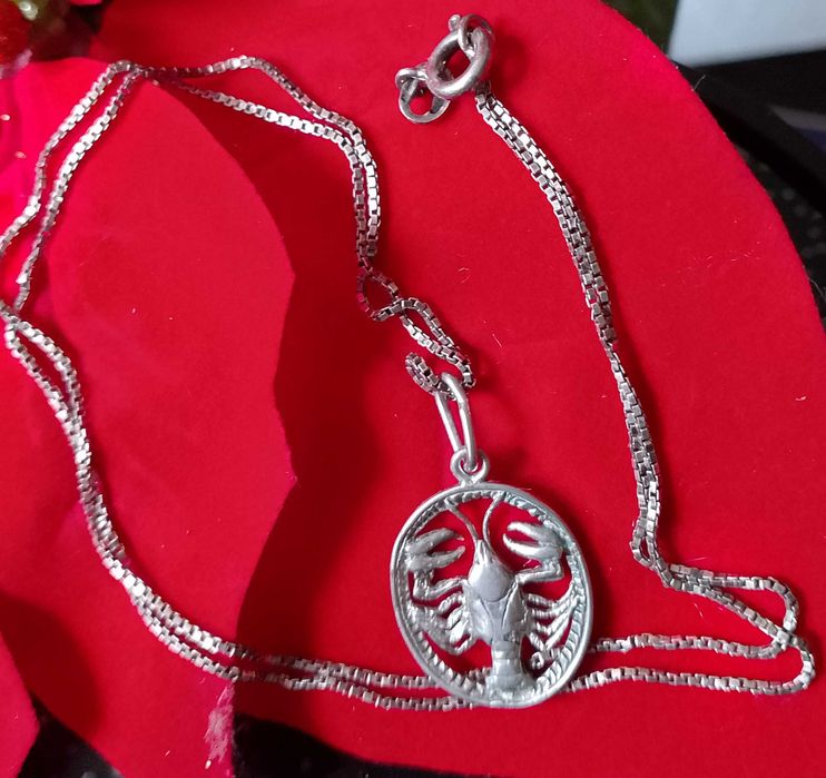 Znaki zodiaku ze srebra z cienkim srebrnymi łańcuszkami z lat 70 PRL