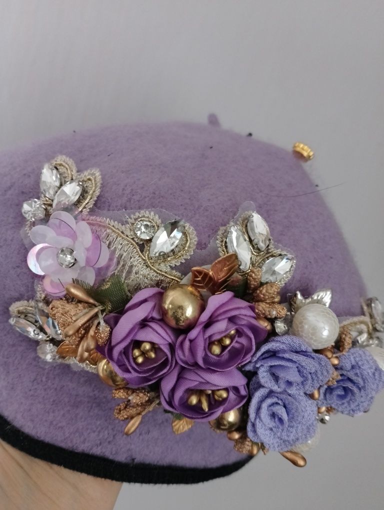 Elegancki fioletowy beret z ozdoba w kwiaty, kamieniami i perlami