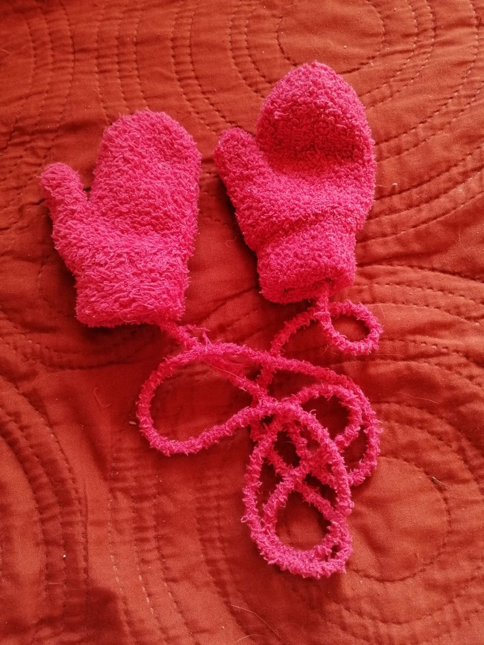 Różowe rękawiczki z jednym palcem na sznurku