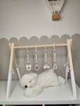 Drewniany stojak edukacyjny z zawieszkami/ Baby Gym