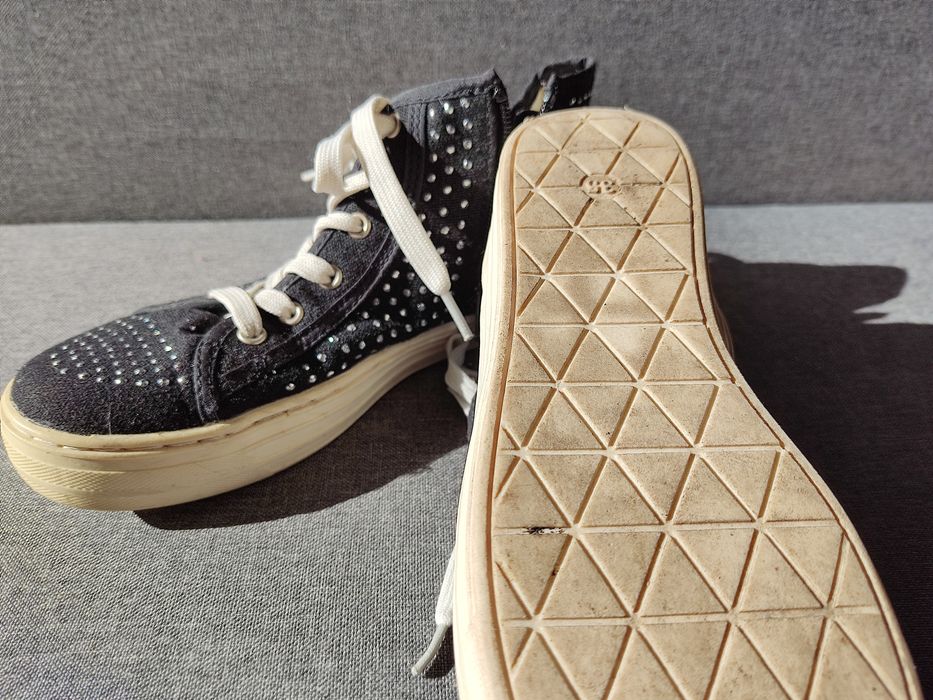 Czarne buty z "kryształkami”