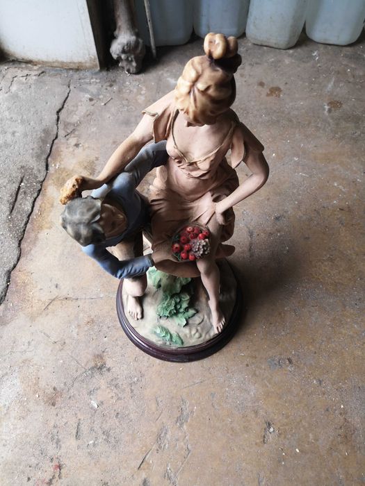 Estatueta com base de madeira, 45 cm