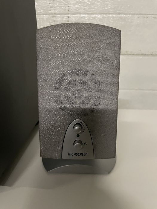 Colunas com subwoofer marca Highscreen em bom estado