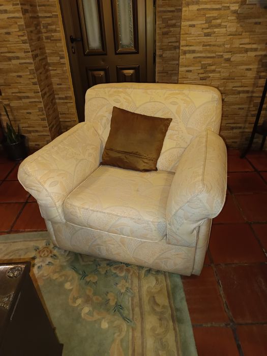 Móvel cama em mogno e jogo de três sofás