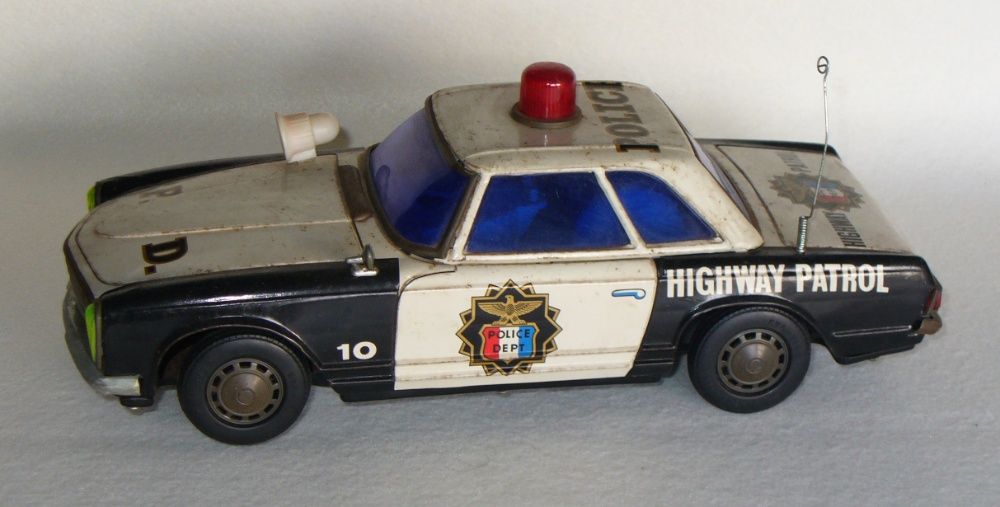 Carro em chapa; Mercedes da Policia; anos 70; funciona com 3 pilhas