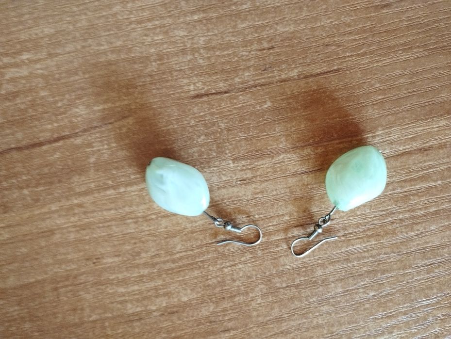 Kolczyki z kamieniem seledynowym.